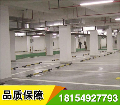 停車場人行道劃線施在車流量大的路段施工,涂布底油后,請(qǐng)?jiān)O(shè)置隔離措施,防止車輪輾壓,帶走底油,留下灰塵,否則易出現(xiàn)部分標(biāo)線脫落現(xiàn)象.