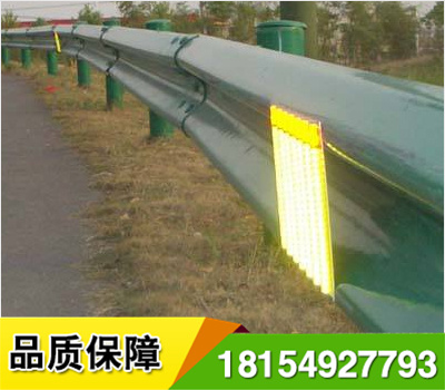 道路輪廊標(biāo)的英文名稱 Delineator，它是沿道路兩側(cè)邊緣設(shè)置、用于顯示道路邊界輪廓、指引車輛正常行駛、具有逆反射性能的一種交通安全設(shè)施，從功能上說，輪廓標(biāo)是一種視線誘導(dǎo)設(shè)